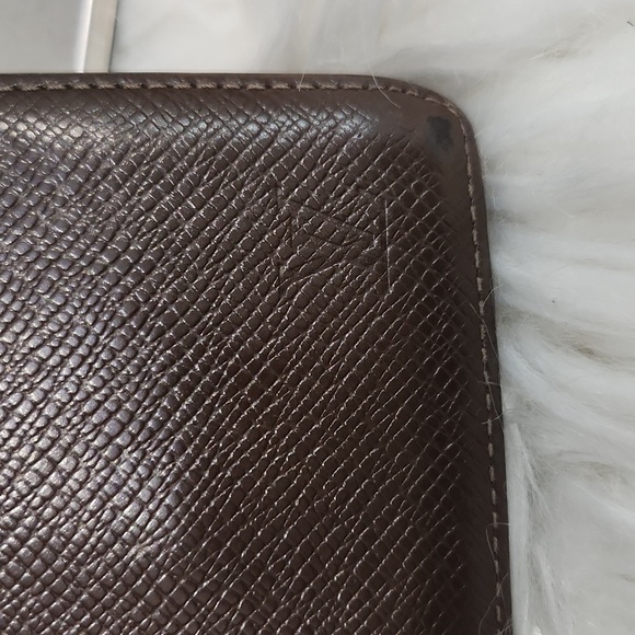 Louis Vuitton Men's Taiga Leather  BifoldWallet Pre Owned - Picture 2 of 8